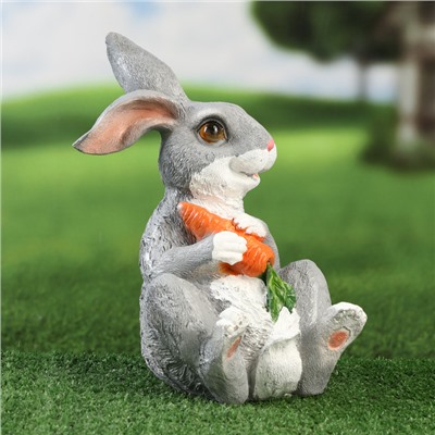 Садовая фигура "Кролик с морковкой" 26см