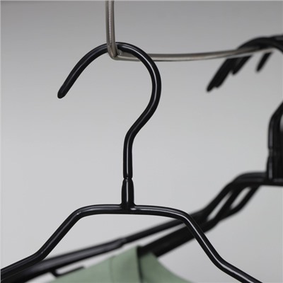 Плечики - вешалки для одежды антискользящие Доляна, металл с ПВХ покрытием, набор 5 шт, 39×20,5 см, цвет чёрный